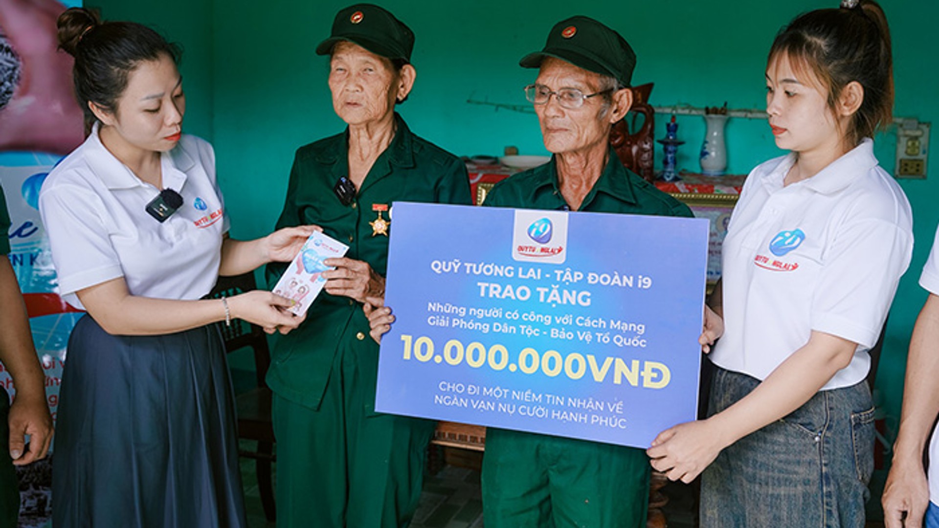 Một người đang sử dụng máy tính để điền vào biểu mẫu liên hệ trực tuyến, phía sau là giao diện kỹ thuật số mờ ảo của nền tảng cá cược trực tuyến XVIP Win, thể hiện sự kết nối và hỗ trợ khách hàng. Màu sắc chủ đạo là xanh dương và vàng.