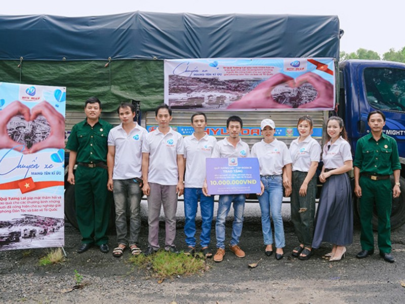 Người đang suy nghĩ, thể hiện sự lo lắng về cờ bạc